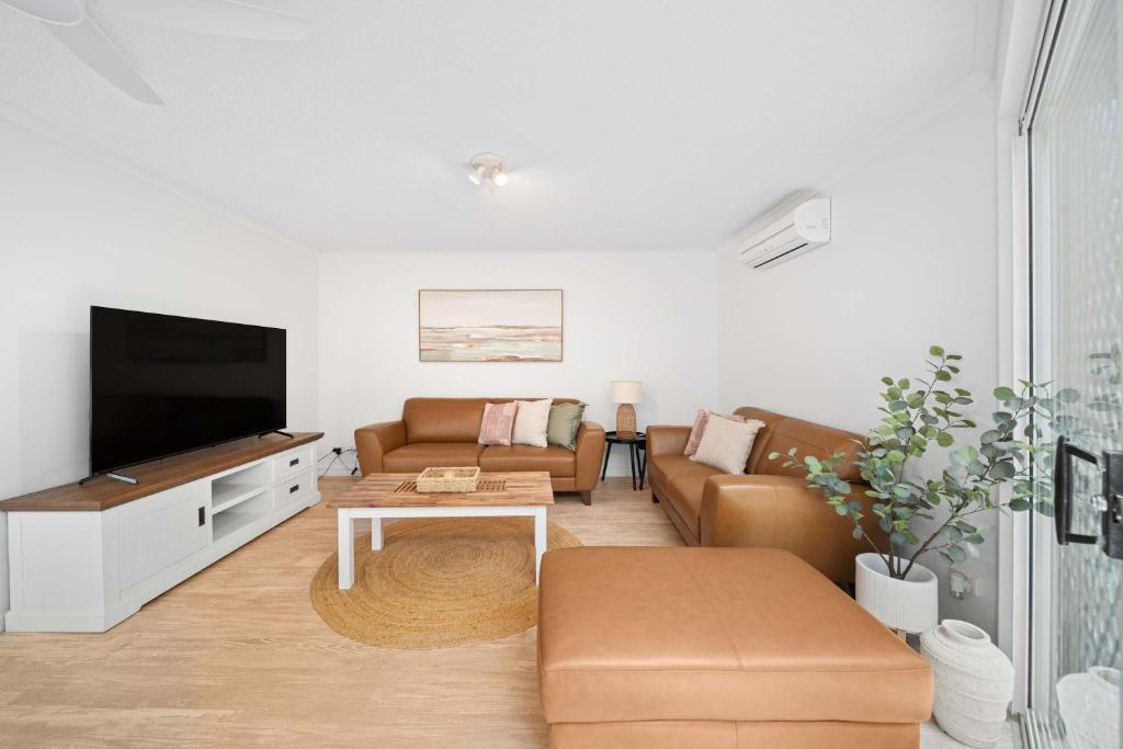 Et tv og/eller underholdning på Acacia - Peaceful Mount Coolum Hideaway by the Coast