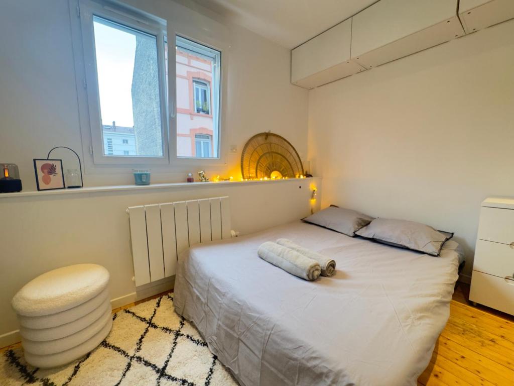 une chambre avec un grand lit et une fenêtre dans l'établissement Le Coty, au Havre