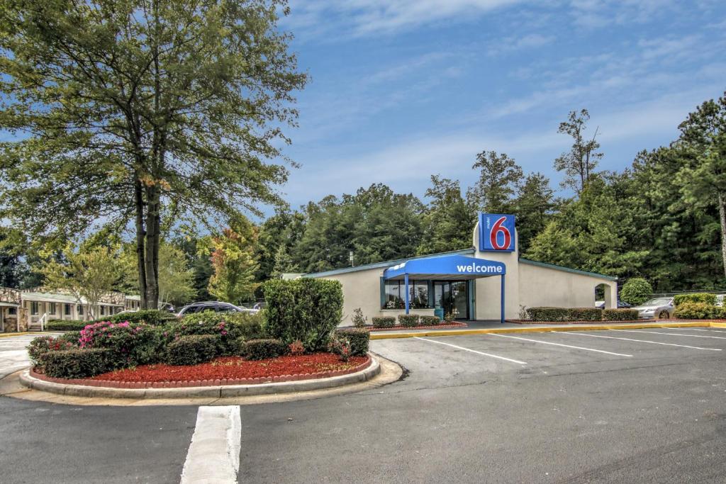 Ein Krispy-Kreme-Laden auf einem Parkplatz in der Unterkunft Motel 6-Union City, GA - Atlanta Airport in Union City
