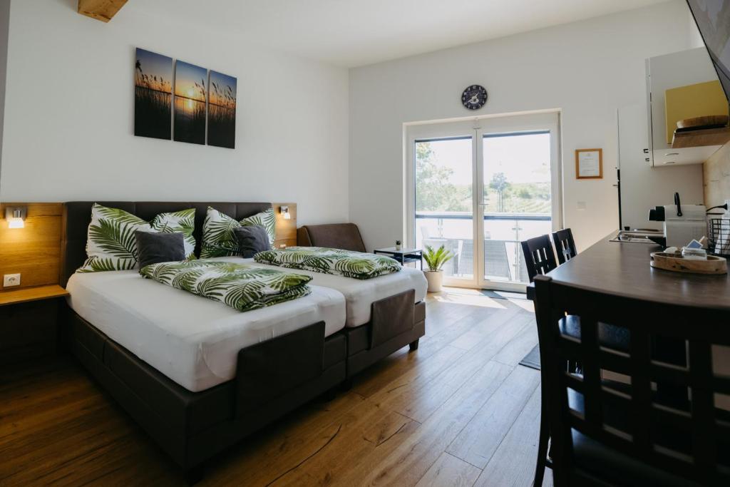 um quarto com uma cama com uma mesa e uma sala de jantar em Sonnenweg Appartements em Rust