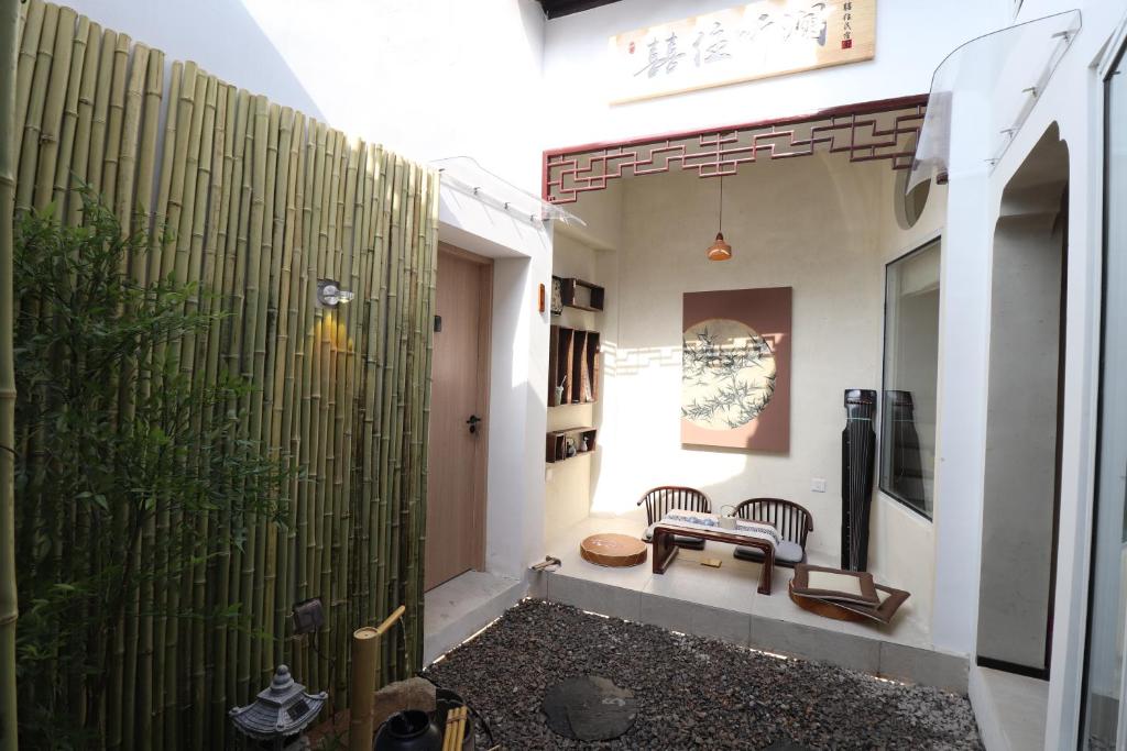 y baño con ducha y banco. en Suzhou Garden Nook Pingjiang Laneway Hideaway, en Suzhou