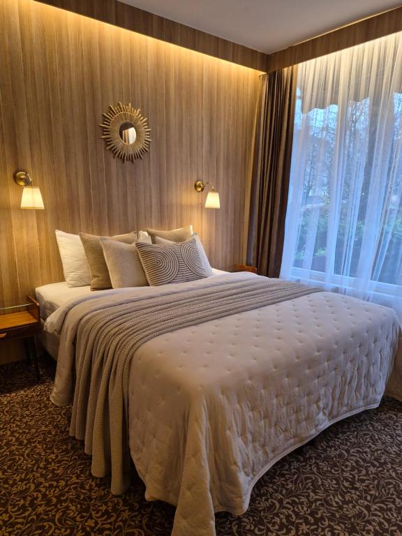 Postel nebo postele na pokoji v ubytování Nėris Inn Terraces