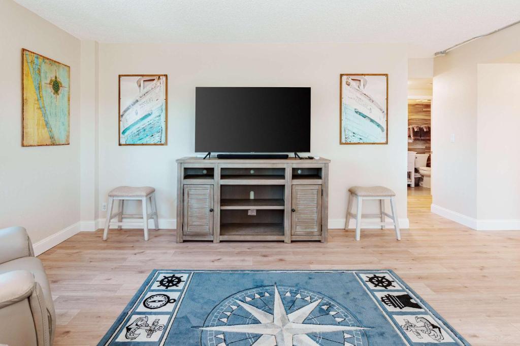 Μια τηλεόραση ή/και κέντρο ψυχαγωγίας στο Cozy 1BR Beachfront with Balcony & Sunrise Views