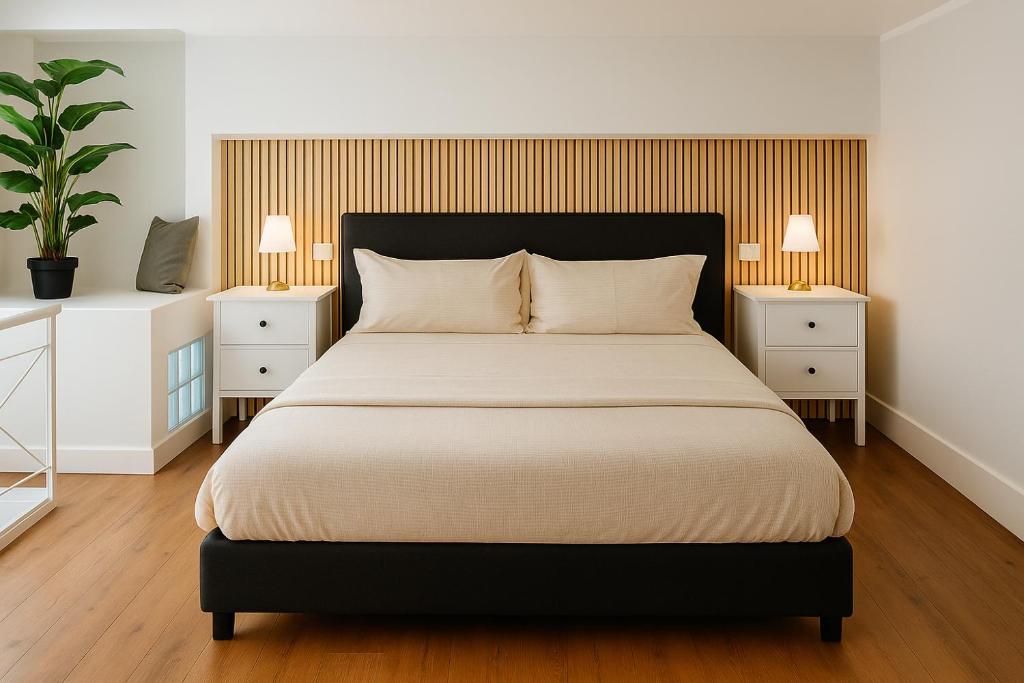 Un dormitorio con una cama grande con dos mesitas de noche. en Isola nell'Isola apt -Isola e Garibaldi, en Milán