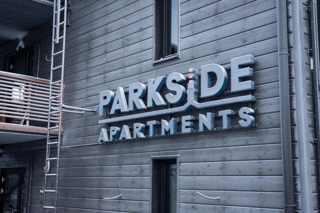 un cartello sul lato di un edificio di Ski-inn Parkside a Kuusamo