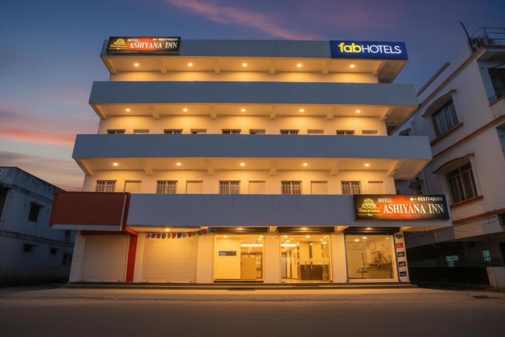 un bâtiment avec une enseigne sur le côté dans l'établissement Via Ashiyana Inn, à Patna