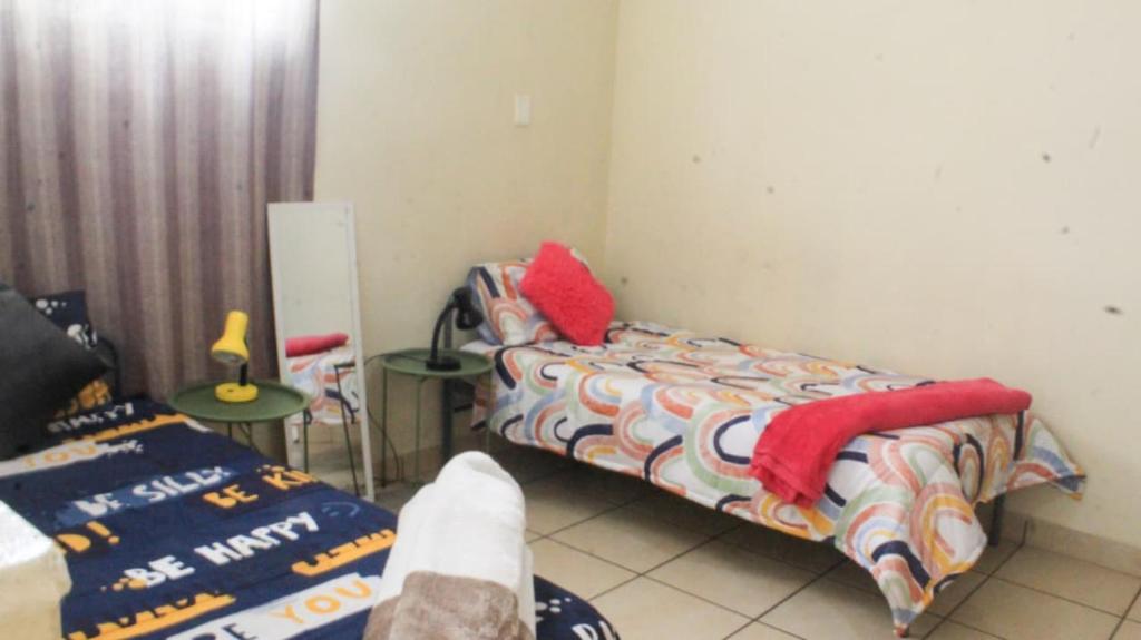 Postel nebo postele na pokoji v ubytování Elimu house