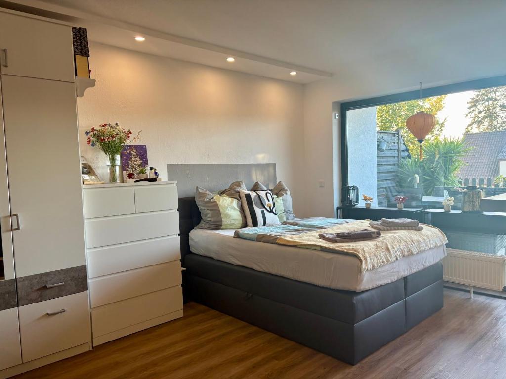 une chambre avec un lit et une grande fenêtre dans l'établissement Where Business and Relaxation meet, à Heerserheide