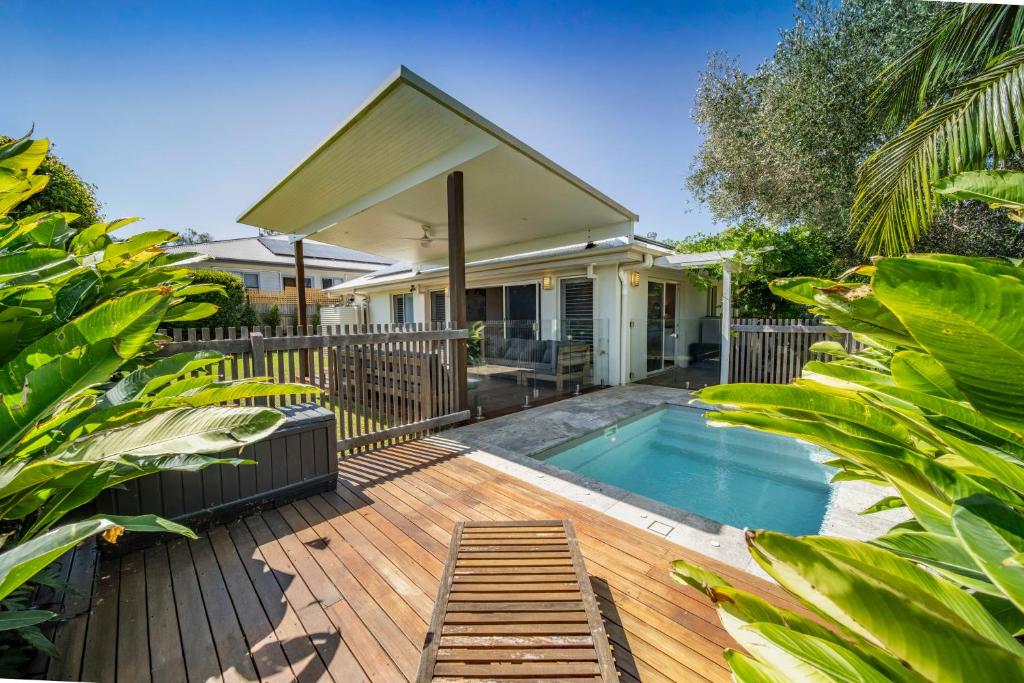 Bazén v ubytování Parrot Tree Rest - Home with Magnesium Spa Pool nebo v jeho okolí