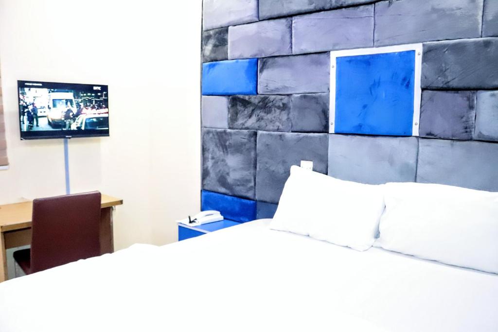 Ένα ή περισσότερα κρεβάτια σε δωμάτιο στο SWEETVILLE Hotel & Suites