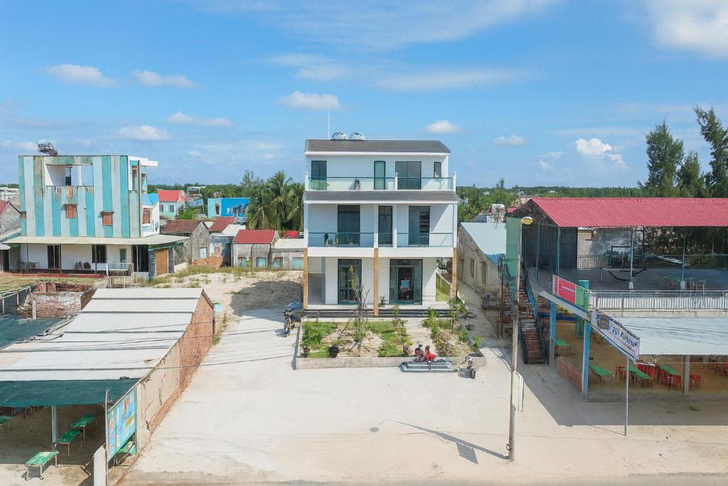 une vue aérienne sur une ville avec un bâtiment dans l'établissement Tiến Hưng Tam Thanh Villa, à Phú Quí (2)