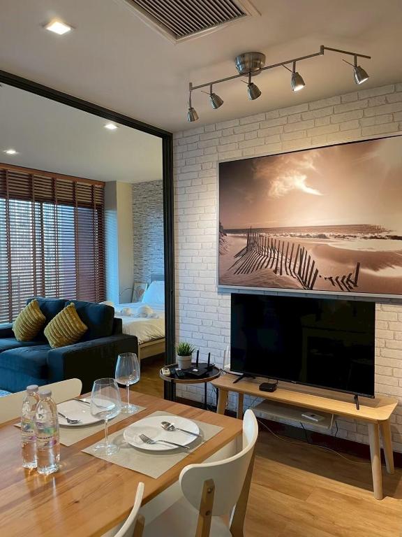 Μια τηλεόραση ή/και κέντρο ψυχαγωγίας στο SkyLink Thonglor Luxury Condo with Pool BTS Access