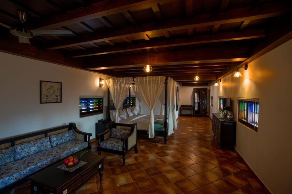 una sala de estar con un sofá y una cama en SVS Arena, en Kodali