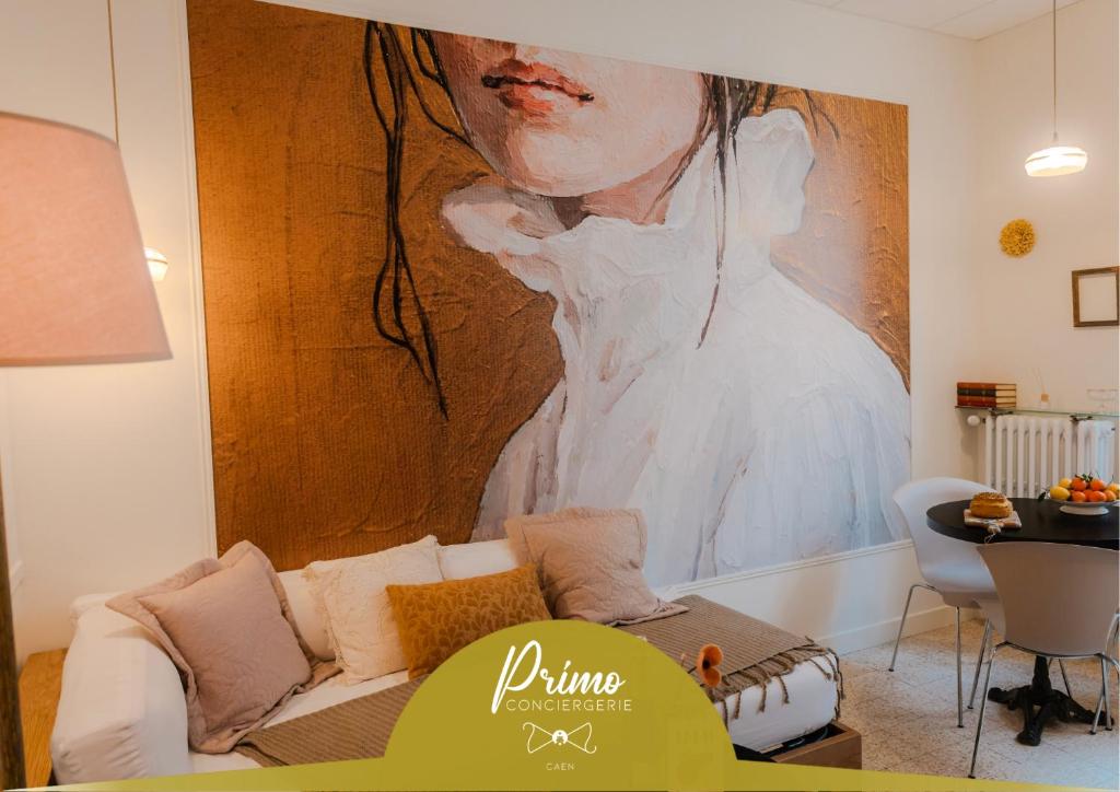 ein Wohnzimmer mit einem Sofa und einem Bild einer Frau in der Unterkunft Le Madeleine - Central - Elegant - Cozy - By Primo in Caen