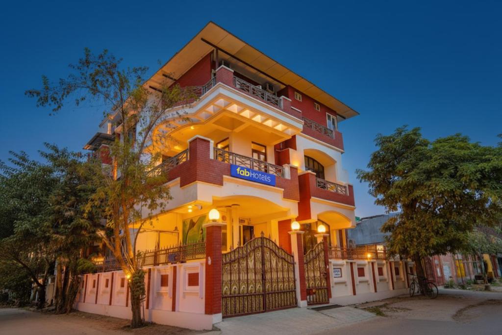un bâtiment rouge et blanc avec un portail dans l'établissement FabHotel Raka Inn, à Allahābād