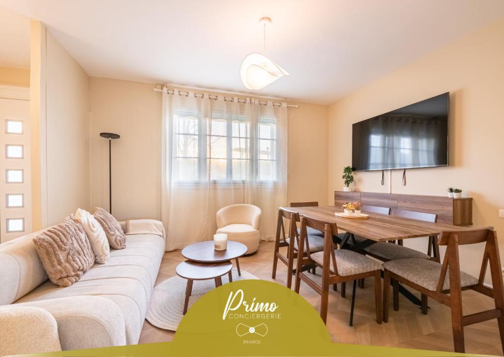 un salon avec un canapé et une table dans l'établissement Chez papa - 3 lits - Confortable & spacieux, à La Ferté-Gaucher