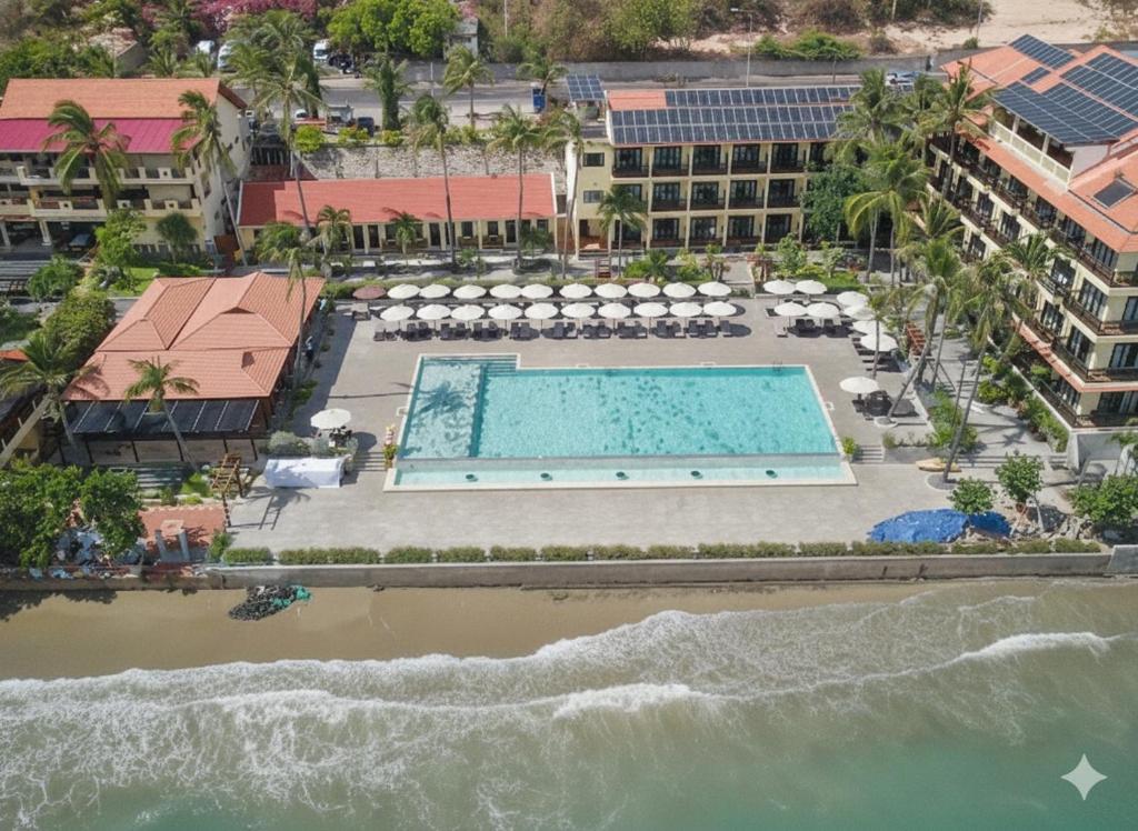 Bazén v ubytování Hon Rom Central Beach Resort nebo v jeho okolí