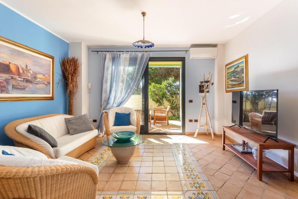 Televiisor ja/või meelelahutuskeskus majutusasutuses Villa Ray - Front row beachfront with garden