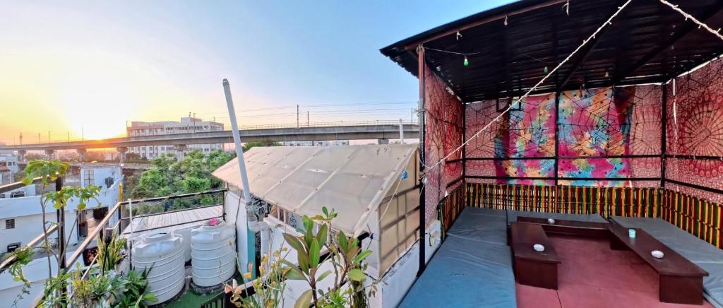 Balkón nebo terasa v ubytování The Pink Chapter Hostel, Jaipur