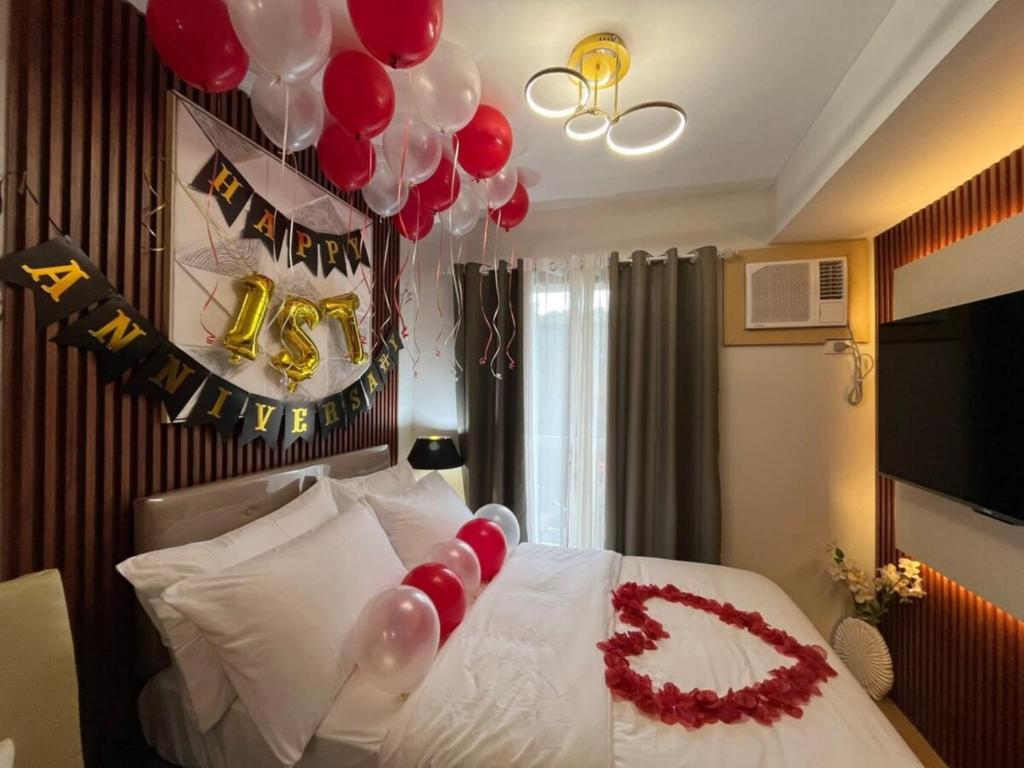 Una cama o camas en una habitación de Hiraya Escape Tagaytay