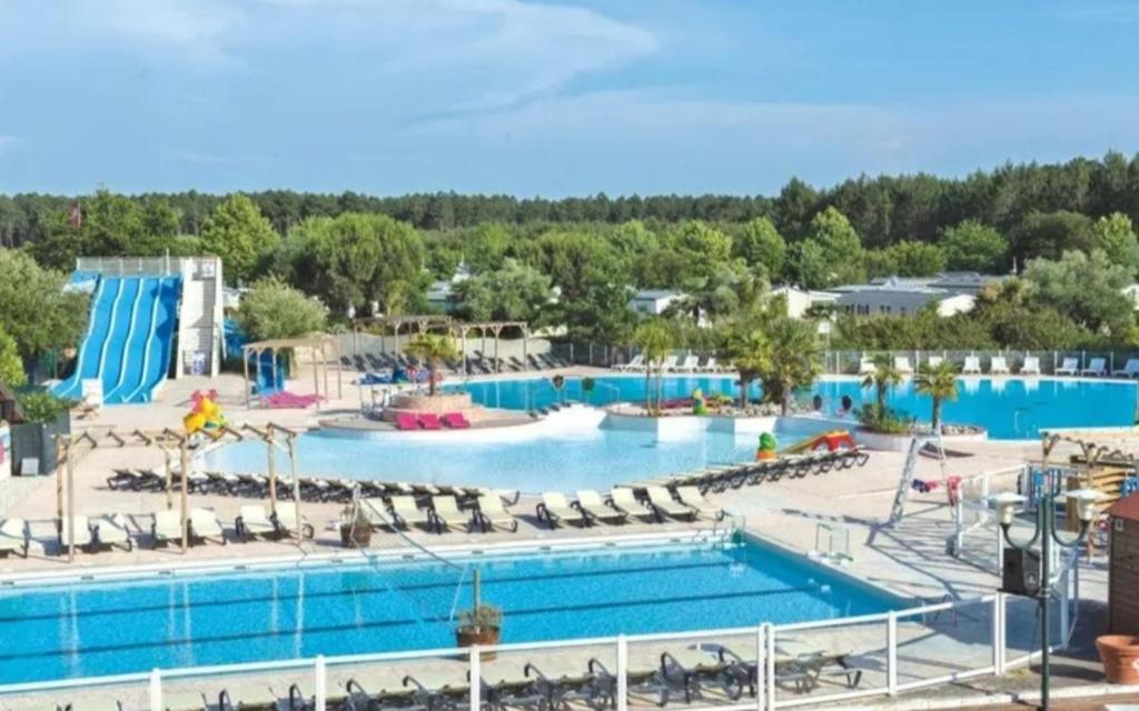a large swimming pool at a resort at Mobil Home Camping 4* in Gastes