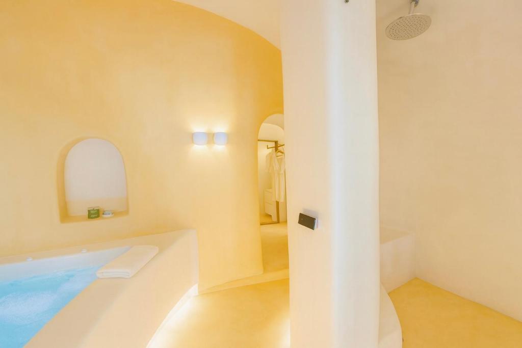 Chic Hotel Santorini - 5