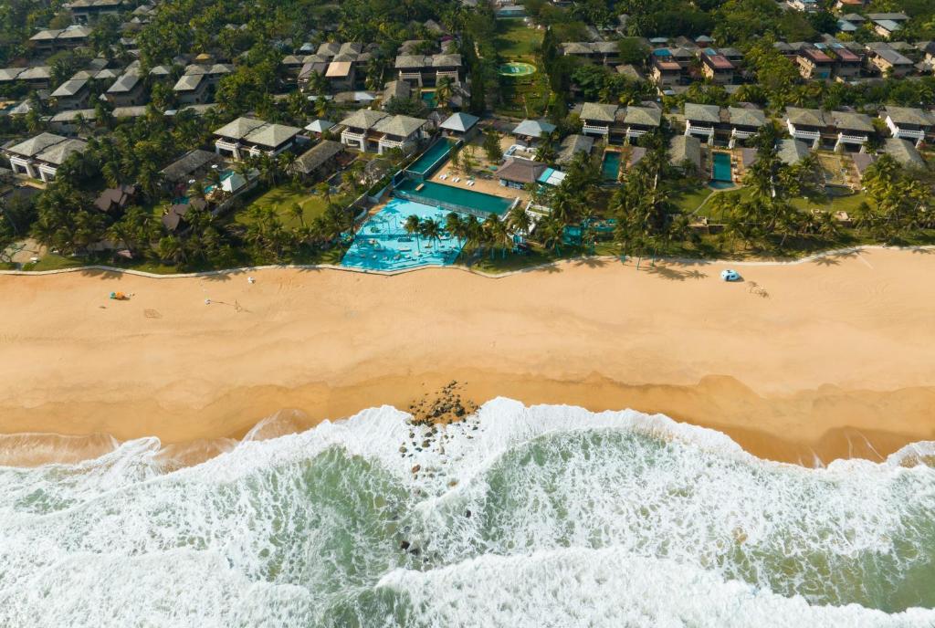 陵水花筑奢-君临海逸别墅的海滩与房屋的鸟瞰图