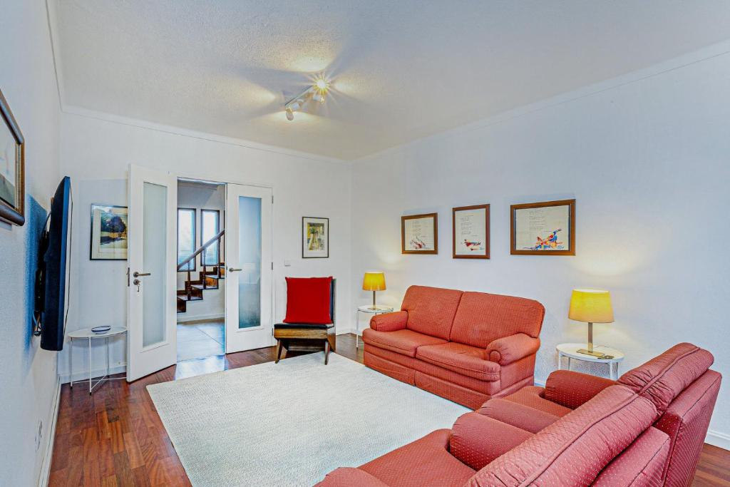 a living room with a couch and a chair at GuestReady - Casa do Visconde in Rosto de Cão
