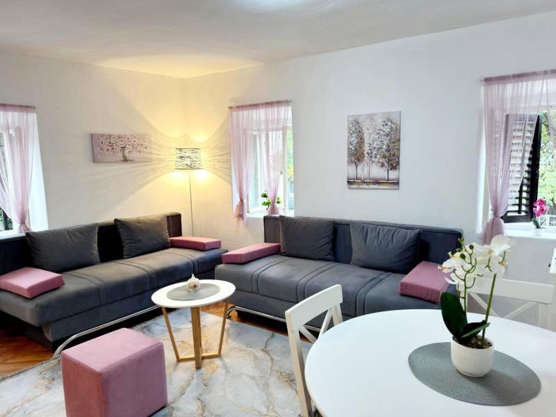 特雷比涅Apartman Old Town的客厅里有一张沙发和一张桌子。