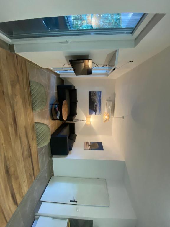 une pièce avec un escalier blanc et une lucarne dans l'établissement Welcome to our vacation home in Sutomore, à Sutomore