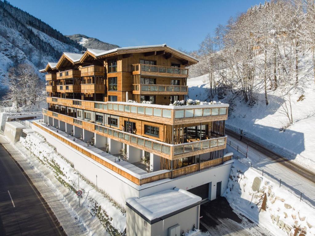 una vista aérea de un edificio en la nieve en Das Förstereck, en Viehhofen