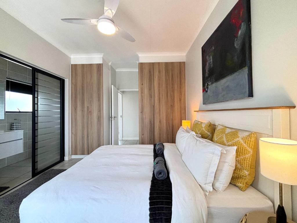 Postel nebo postele na pokoji v ubytování Bohobeach Bliss!