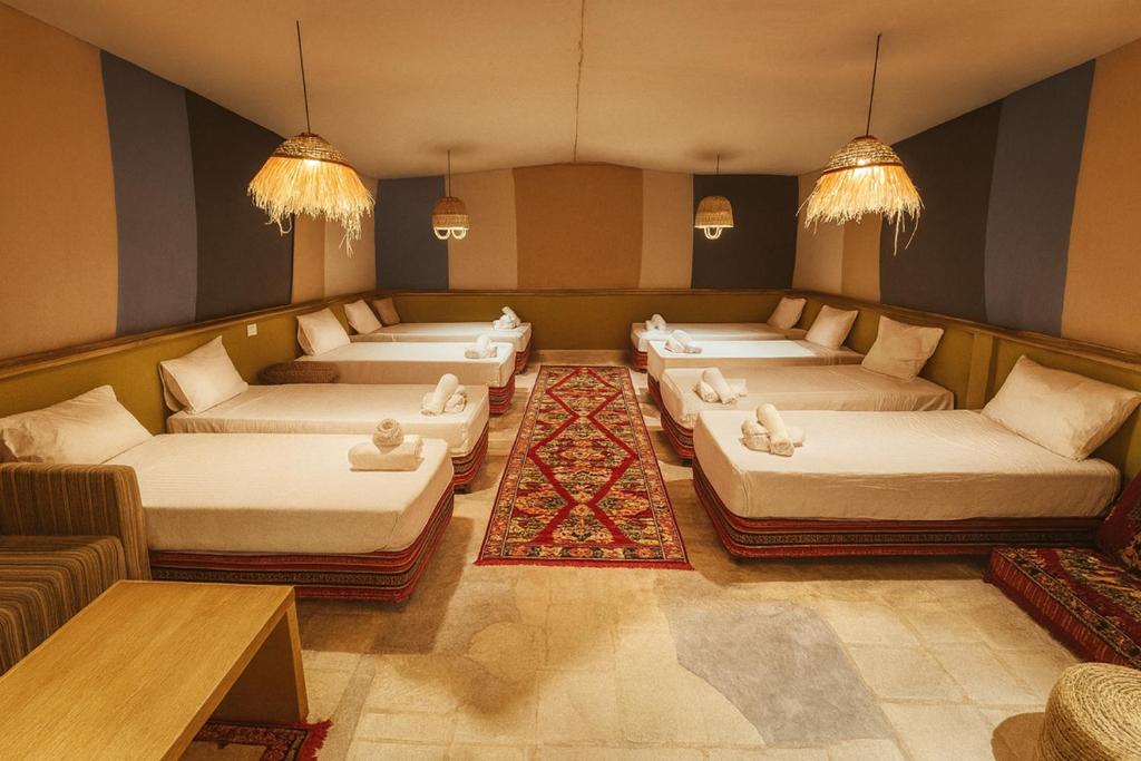 Χώρος καθιστικού στο חאן השיירות- גלמפינג וחדרי אירוח