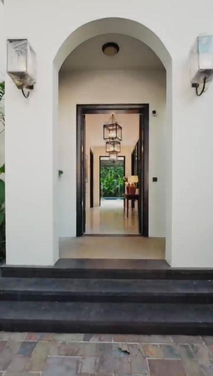 安君纳Brand New 5 Bedroom Pvt Pool Villa by Amorey Stays的带有枝形吊灯的房屋入口