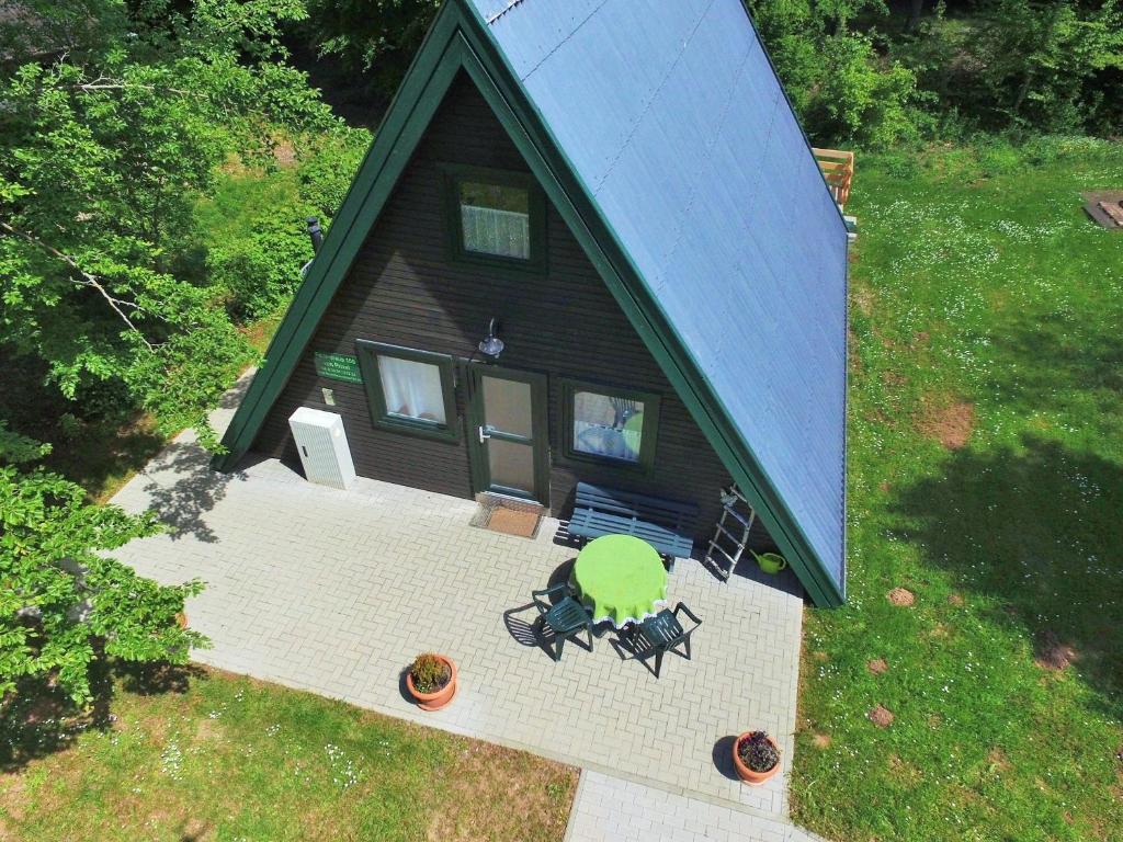 une vue aérienne d'une maison avec un patio dans l'établissement Schönes Ferienhaus Am Twistesee, à Bad Arolsen