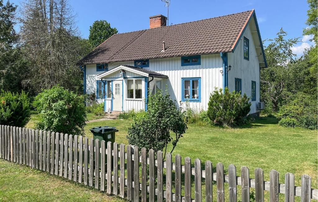 Κήπος έξω από το 2 Bedroom Pet Friendly Home In Alsterbro