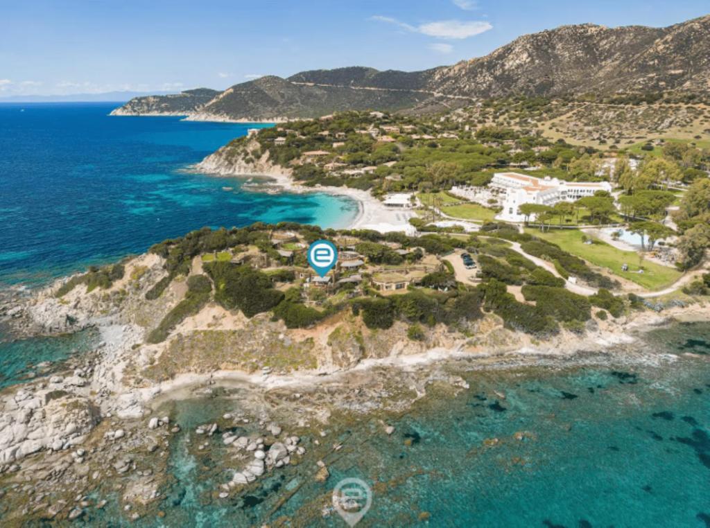 una vista aérea de una pequeña isla en el océano en Waterside Oasis House, en Villasimius