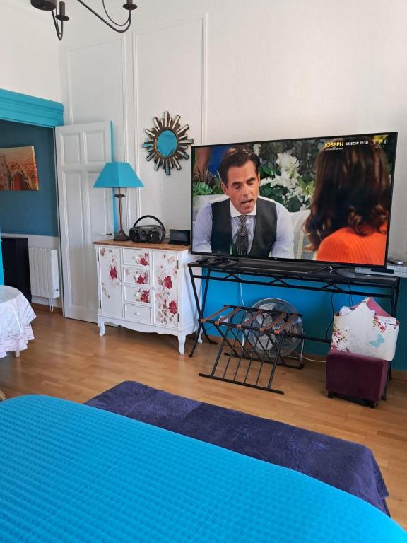 Μια τηλεόραση ή/και κέντρο ψυχαγωγίας στο location AU GRAND HOTEL