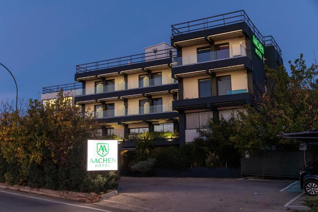 um prédio com uma placa na frente em Aachen em Atenas