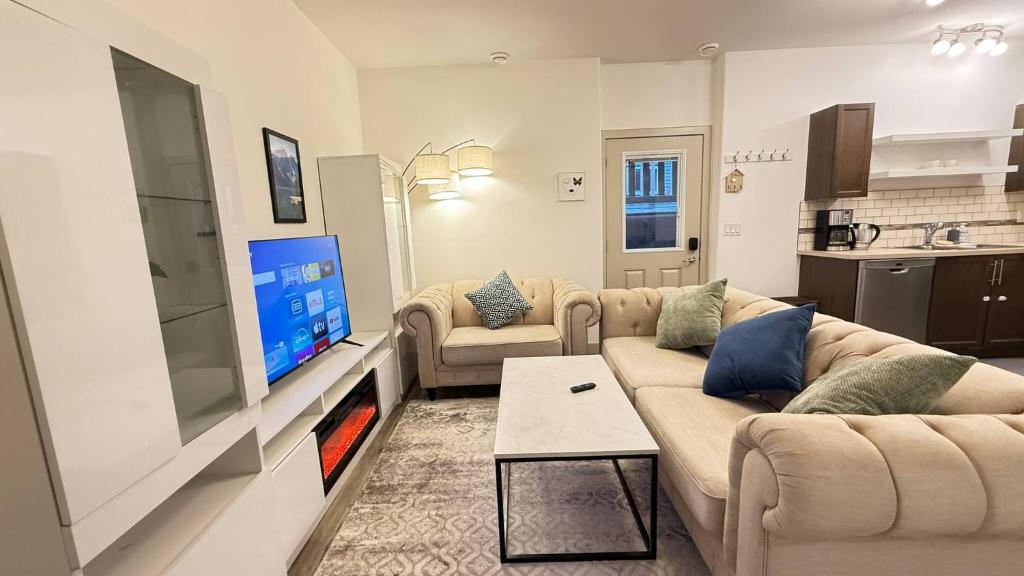 Μια τηλεόραση ή/και κέντρο ψυχαγωγίας στο Red Deer Stay- 2BR Private Suite