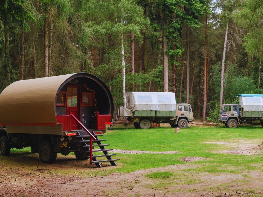 un groupe de camions garés dans un champ dans l'établissement Westacre 4 Ton Tents, à Narborough