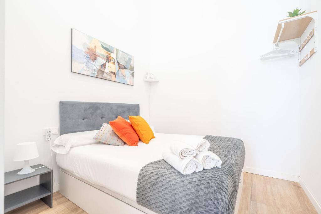 Postel nebo postele na pokoji v ubytování VLC Yako Suite by Host Valencia