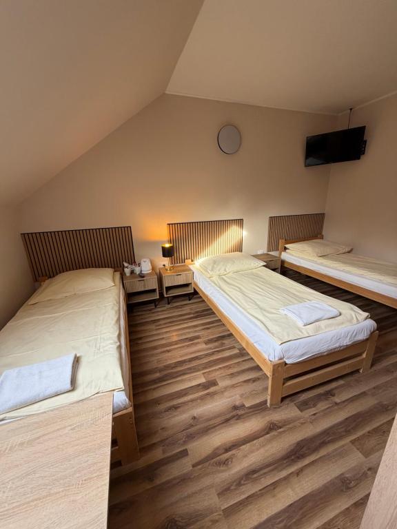 Ένα ή περισσότερα κρεβάτια σε δωμάτιο στο NOCLEGI General