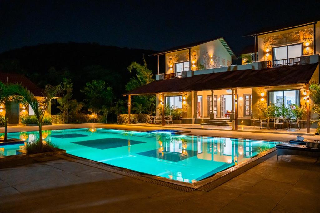 Bazén v ubytování Raas Stays by ELIVAAS 4-BHK Retreat With Private Pool, Gardens, Lounge & Scenic Aravali Views nebo v jeho okolí