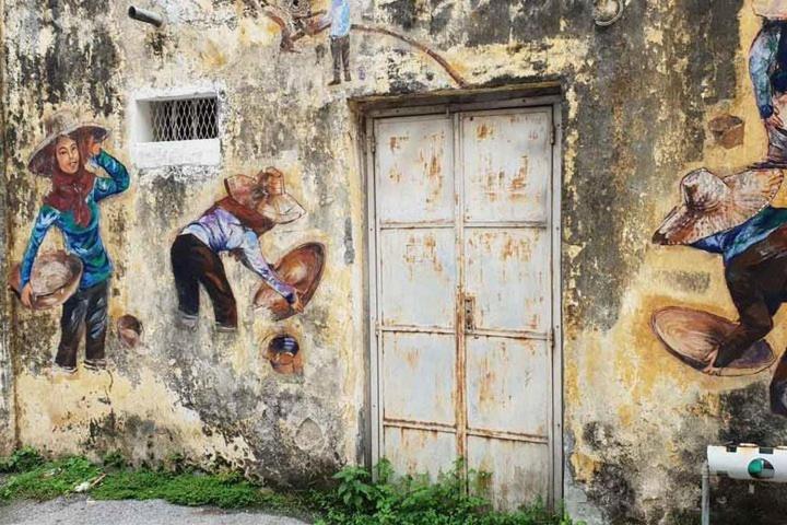 une fresque murale sur le côté d'un bâtiment avec une porte dans l'établissement Ipoh 168 Taman Pelangi, Persiaran Halaman Ampang IPOH, à Ipoh