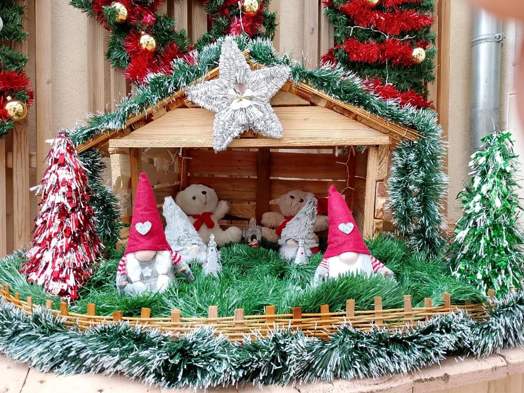 eine Gruppe Teddybären in einem Lebkuchenhaus in der Unterkunft Le Balcon in Sélestat