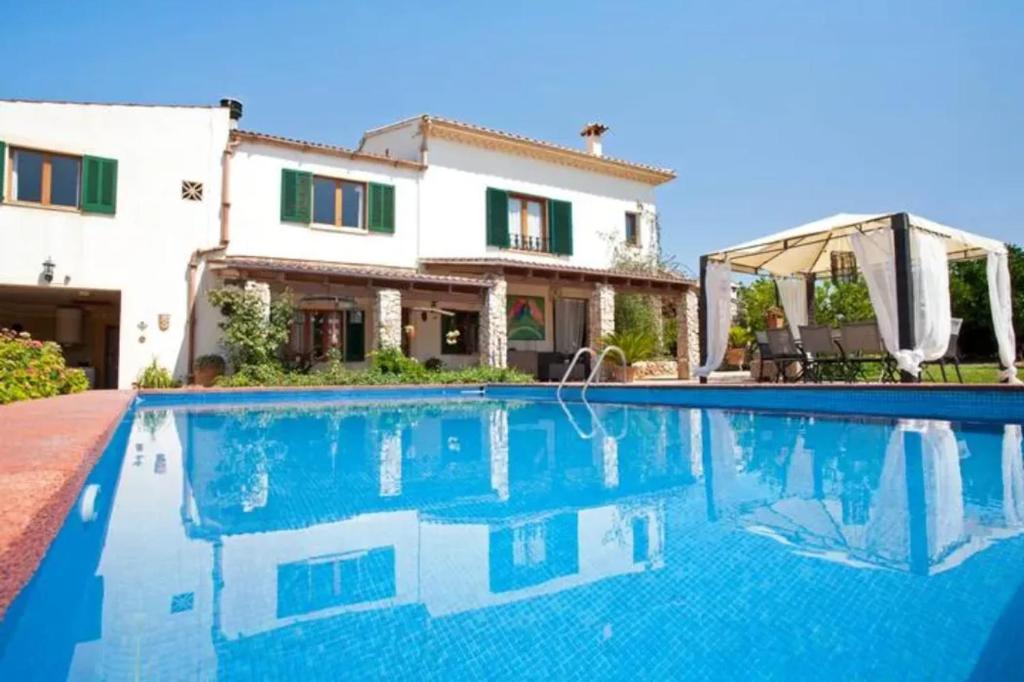 une villa avec piscine devant une maison dans l'établissement Modern Villa with Private Pool in Muro 300 m², à San Lorenzo