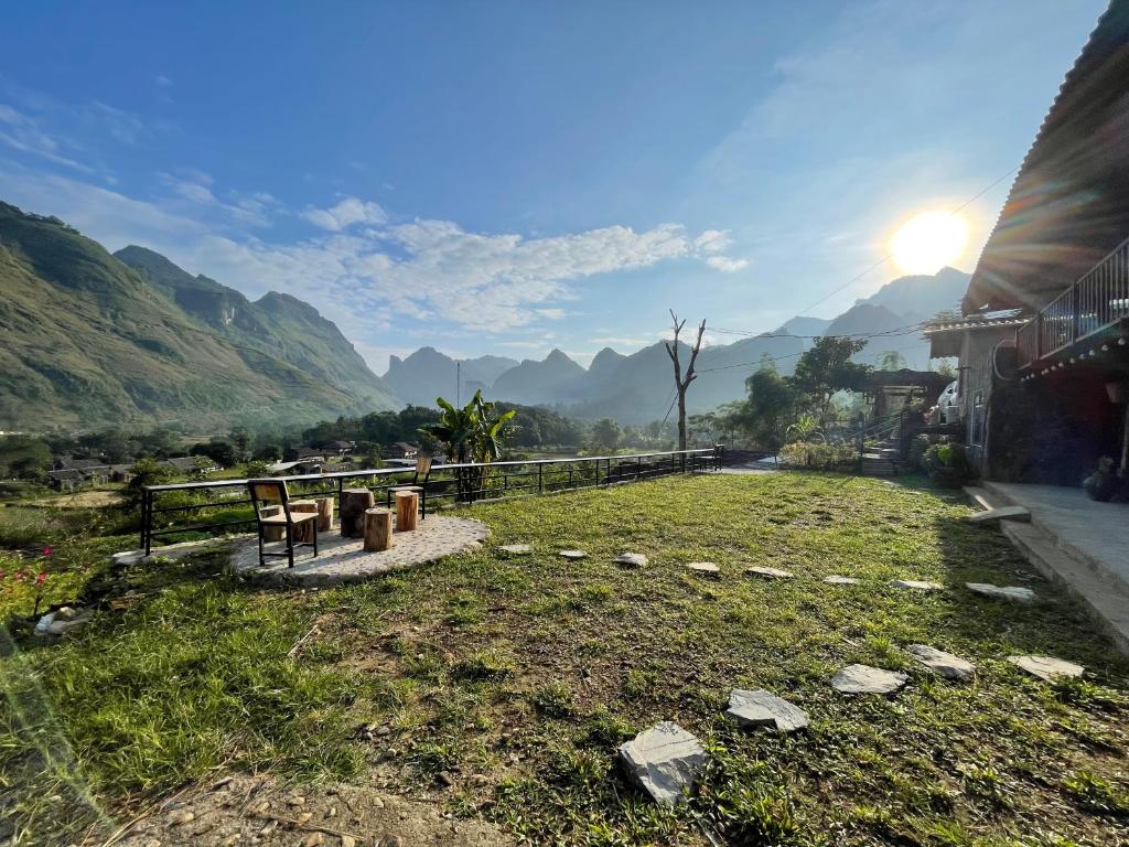 einen Park mit einer Bank und Bergblick in der Unterkunft Cương Mountain View Homestay in Yên Minh