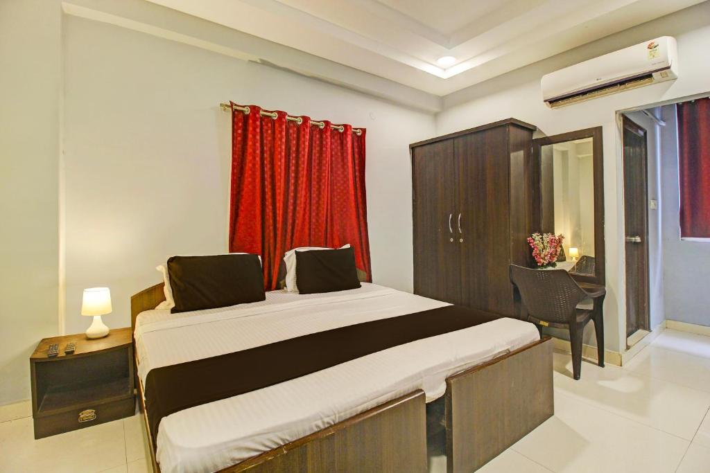 Ένα ή περισσότερα κρεβάτια σε δωμάτιο στο FabHotel Jaswitha Grand