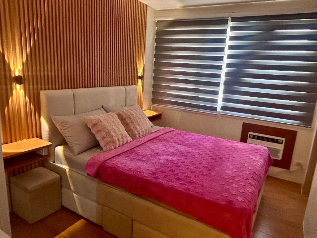 Postel nebo postele na pokoji v ubytování Cozy Seawind 2BR Near Airport, Pool, Wifi, Netflix